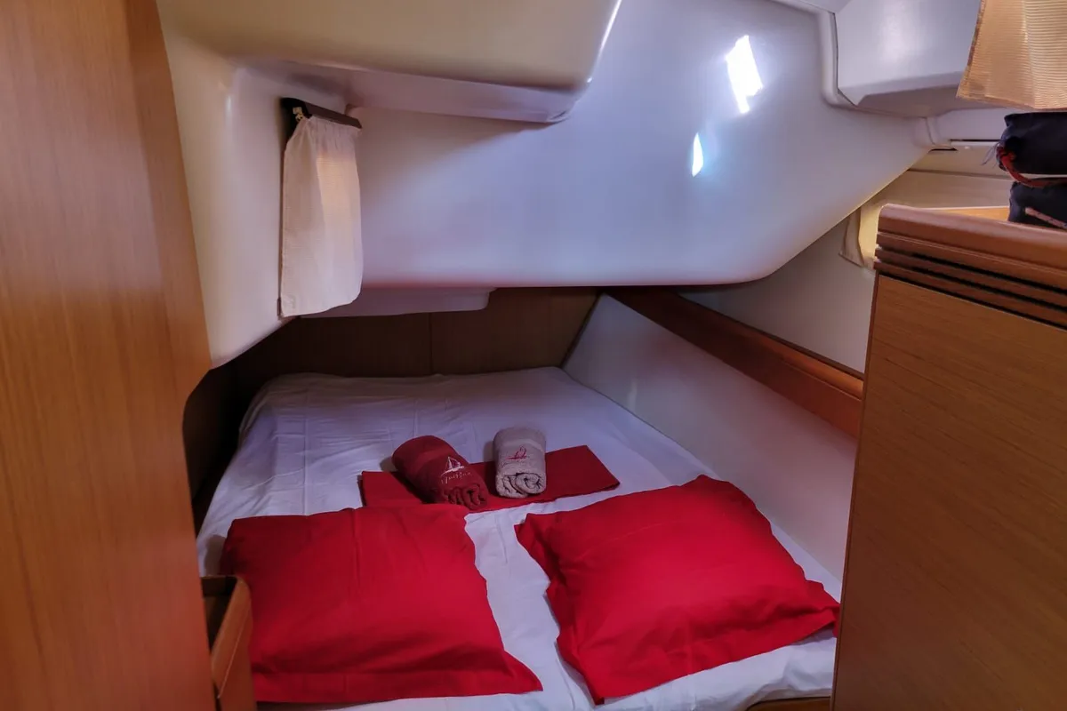 Cabin on No Mad, a Jeanneau Sun Odyssey 42 i sailboat at Alameda, United States