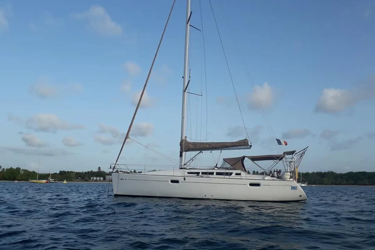 Exterior view of No Mad, a Jeanneau Sun Odyssey 42 i sailboat at Alameda, United States