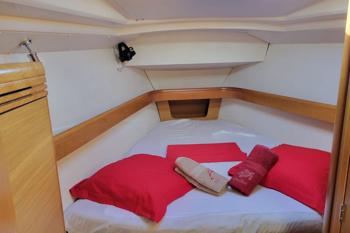 Cabin on No Mad, a Jeanneau Sun Odyssey 42 i sailboat at Alameda, United States