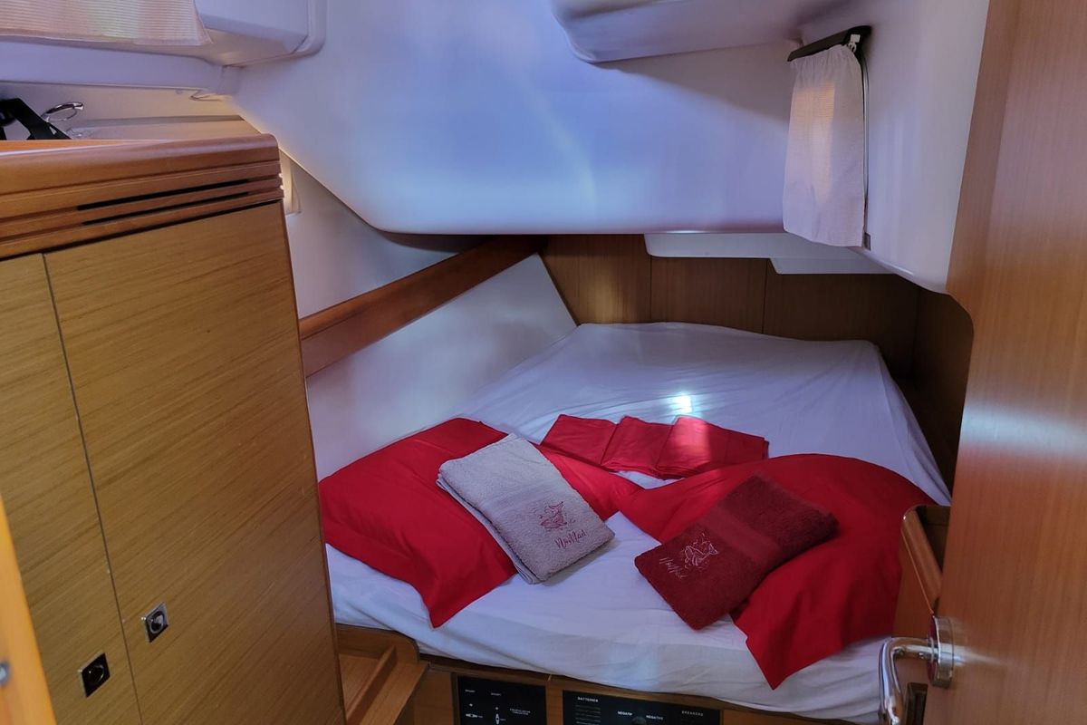 Cabin on No Mad, a Jeanneau Sun Odyssey 42 i sailboat at Alameda, United States