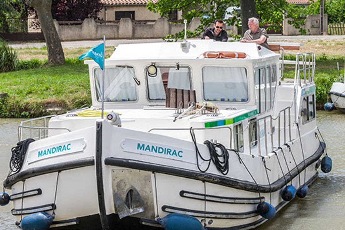 Exterior view of 1165-22, a Pénichette 1165 motorboat at Corbigny, France