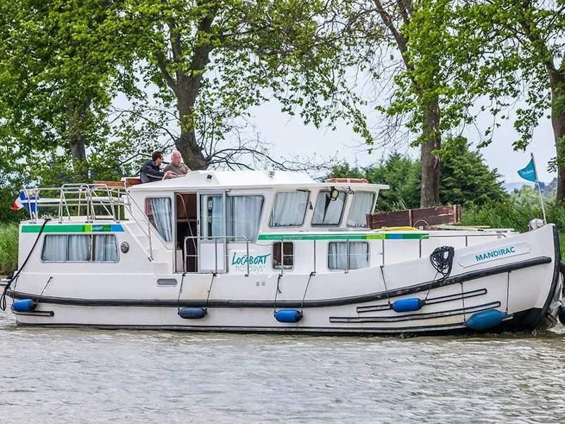 Exterior view of 1165-22, a Pénichette 1165 motorboat at Corbigny, France