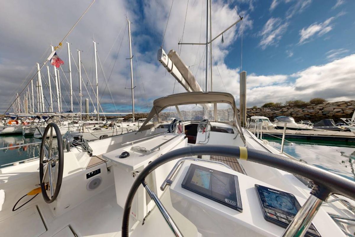 Cockpit of Tagada 4, a Beneteau Oceanis 40.1 sailboat at Saint-Cast-le-Guildo, France
