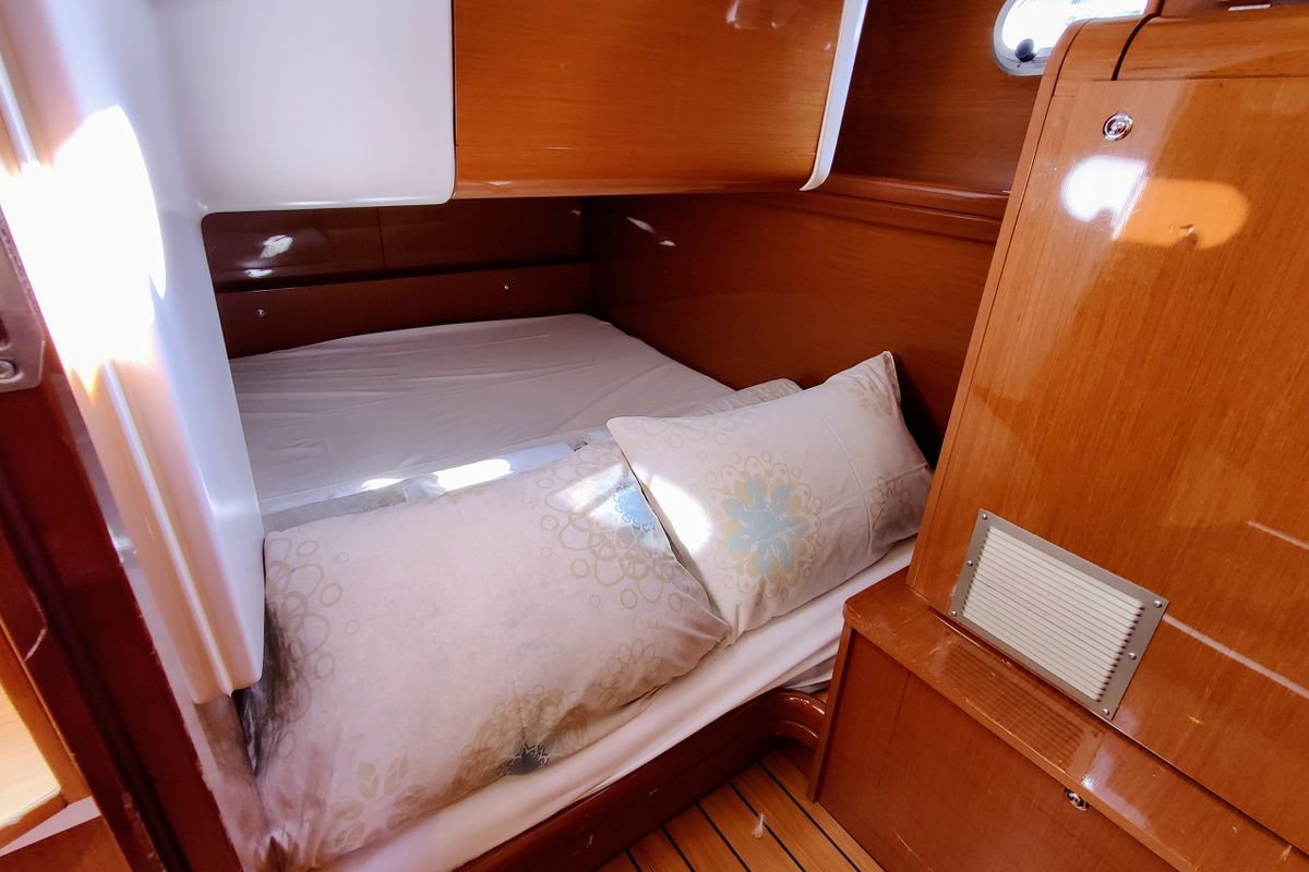 Cabin on Ardea, a Beneteau Antares 13,80 yacht at Općina Sukošan, Croatia