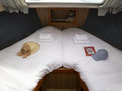 Cabin on Crusader - Budget 34, a Cygnet Crusader motorboat at Decize, France