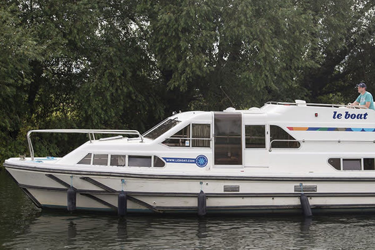Exterior view of Crusader - Budget 15, a Cygnet Crusader motorboat at Branges, France