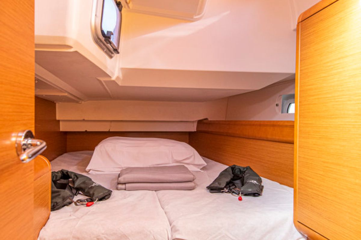 Cabin on Ribelle, a Jeanneau Sun Odyssey 439 sailboat at San Vincenzo, Italy