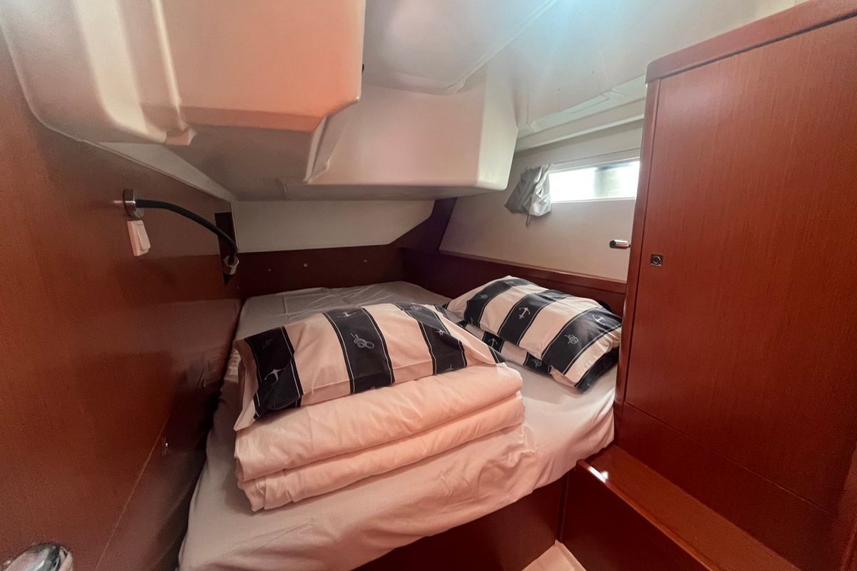 Cabin on Vesna, a Beneteau Oceanis 45 sailboat at Općina Sukošan, Croatia