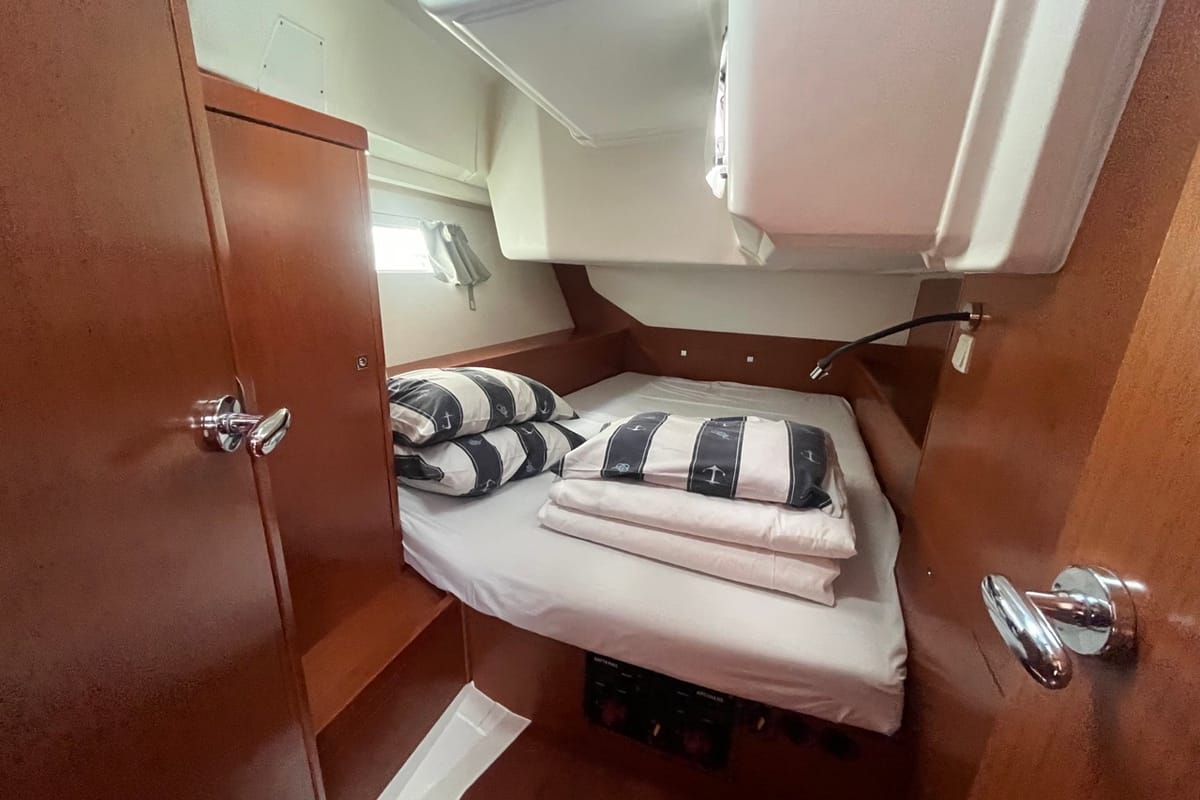 Cabin on Vesna, a Beneteau Oceanis 45 sailboat at Općina Sukošan, Croatia