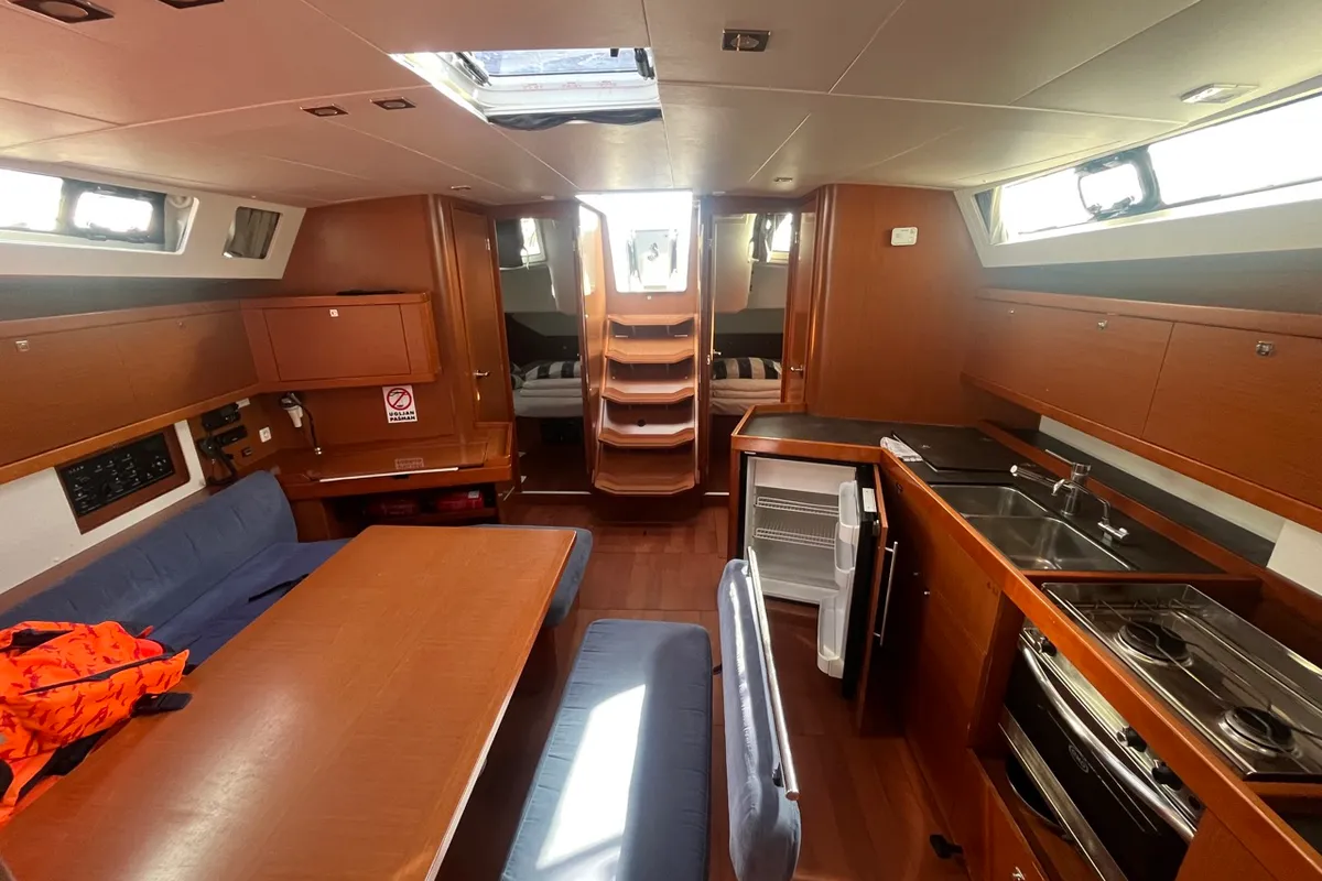 Salon of Vesna, a Beneteau Oceanis 45 sailboat at Općina Sukošan, Croatia