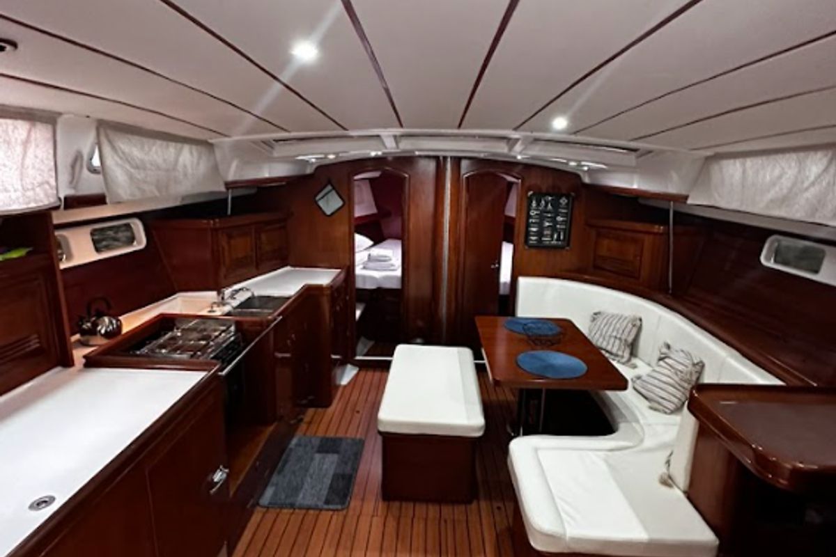 Salon of Chrysa M, a Beneteau Oceanis Clipper 473 sailboat at Municipal Unit of Lefkada, Greece