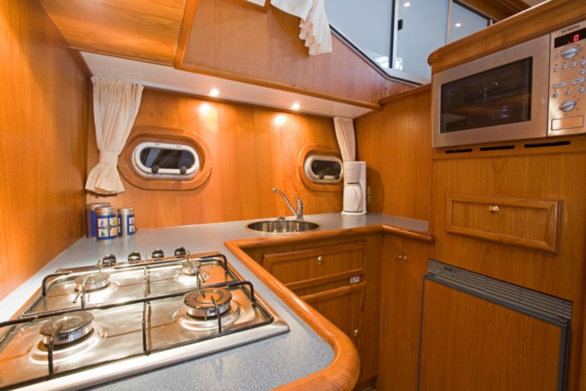 Galley of Drait 77, a De Drait Advantage 42 motorboat at Woudsend, Netherlands