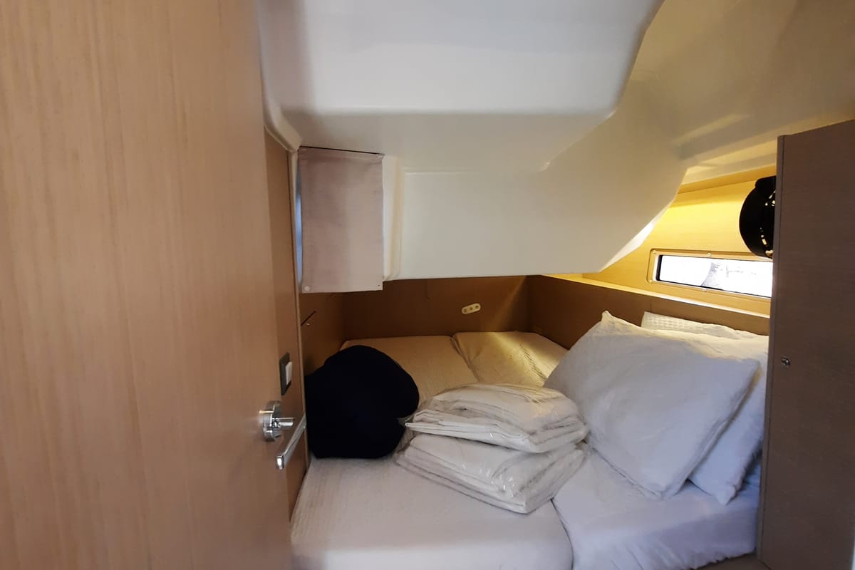 Cabin on Senza Dubbi II, a Beneteau Oceanis 40.1 sailboat at Tonnarella, Italy