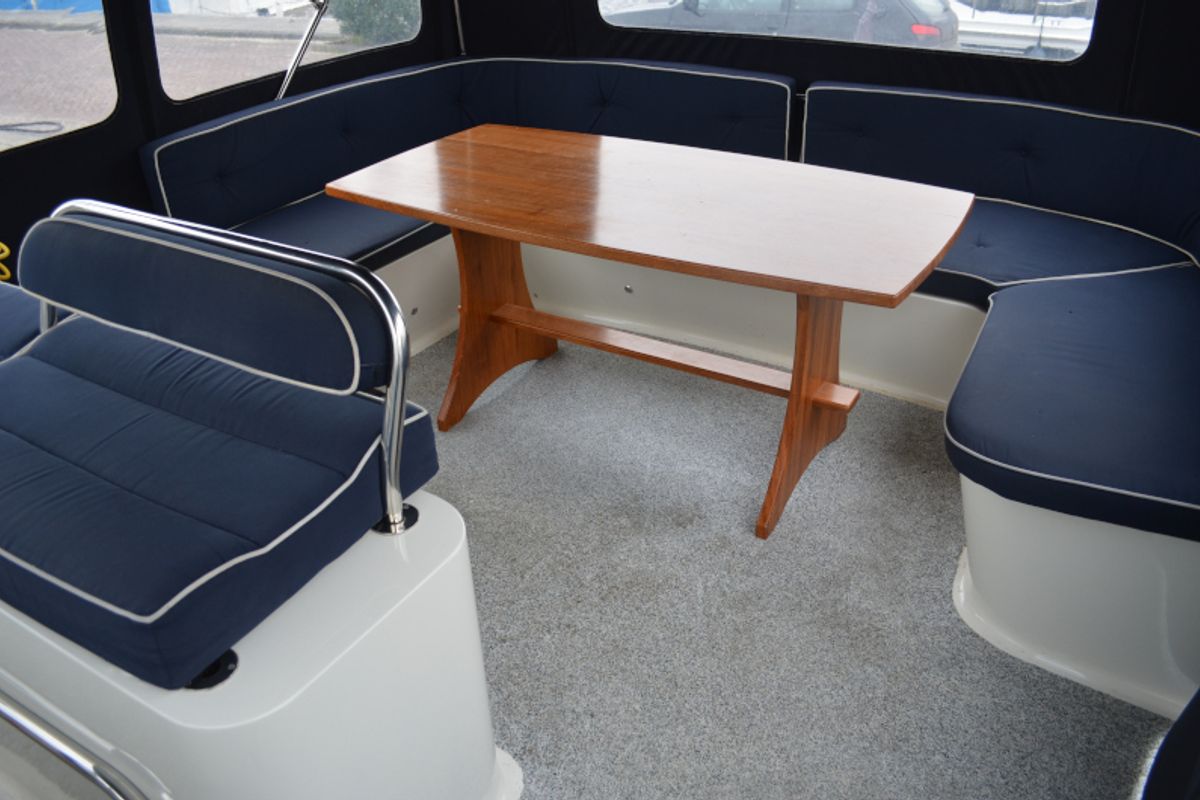 Deck of Drait 99, a De Drait DeLuxe 42 motorboat at Drachten, Netherlands