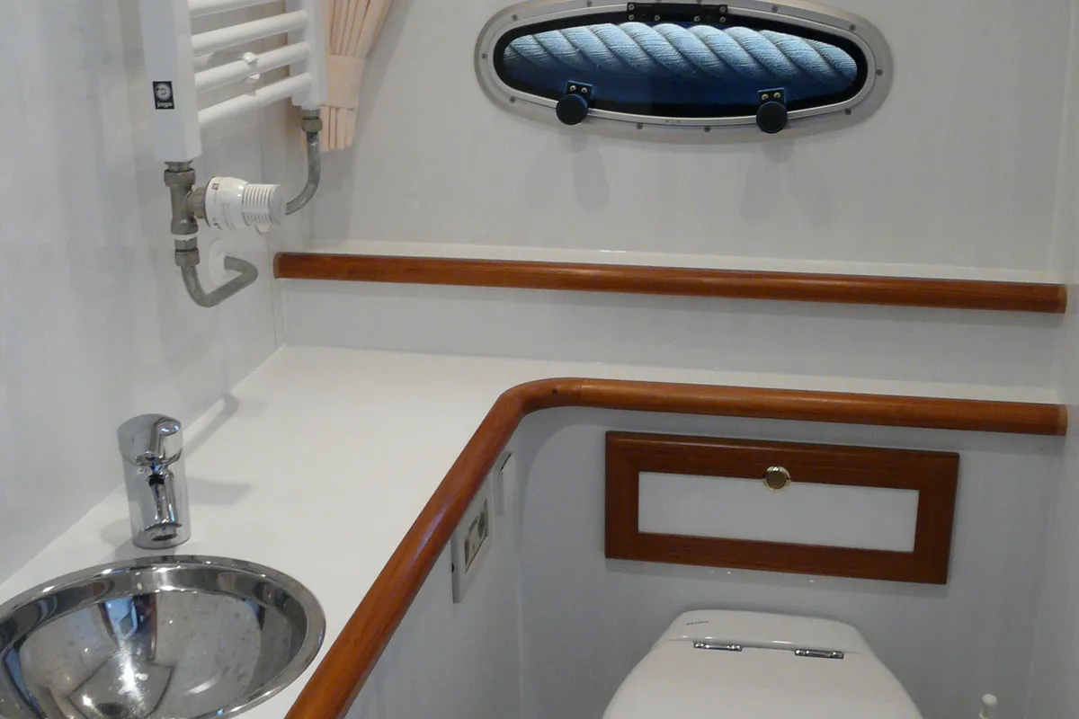 Head on Drait 99, a De Drait DeLuxe 42 motorboat at Drachten, Netherlands