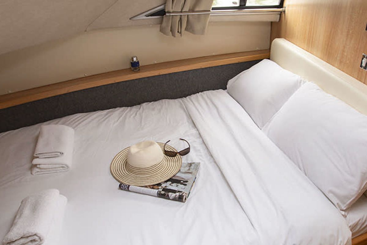 Cabin on Classique Star - Budget 9, a Cygnet Classique Star motorboat at Fontenoy-le-Château, France
