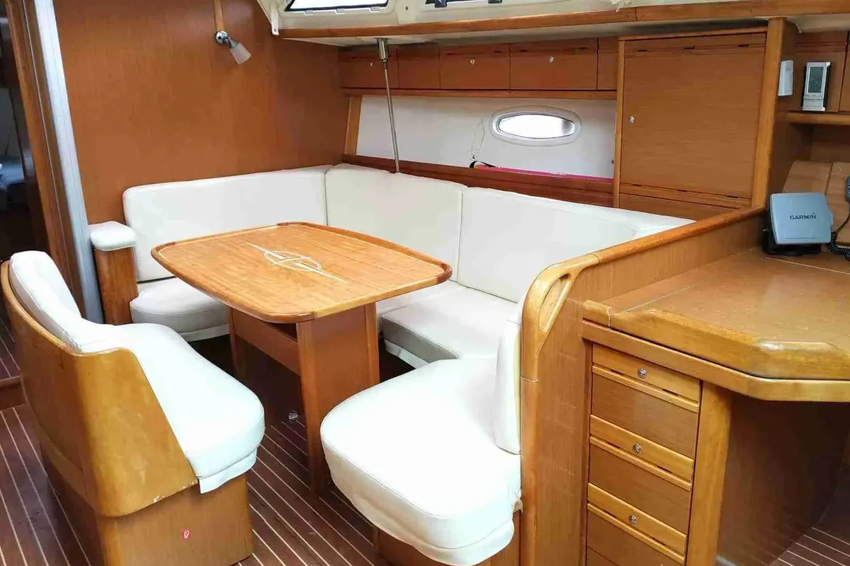 Salon of Springrose, a Bavaria 40 Cruiser sailboat at Rodi Garganico, Italy
