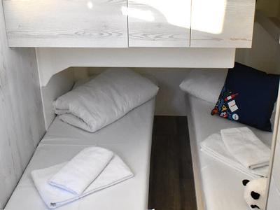 Cabin on Horizon 5 - Premier 21, a Cygnet Horizon 5 motorboat at Branges, France