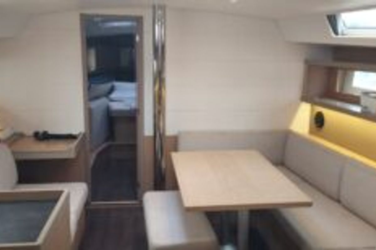 Salon of Alpamapa, a Beneteau Oceanis 45 sailboat at Toulon, France