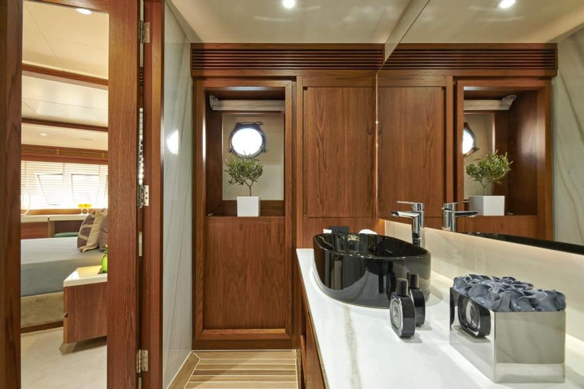 Head on La Fenice, a Azimut 85F yacht at Gouvia, Greece