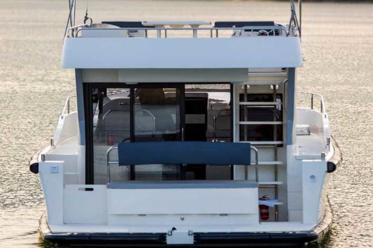Exterior view of Horizon 1 - Premier 6, a Cygnet Horizon 1 motorboat at Le Mas-d'Agenais, France