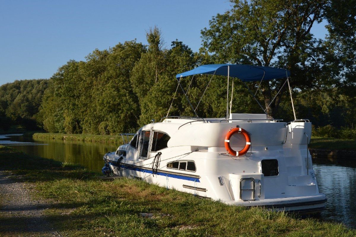 Exterior view of E500-1, a Pénichette Europa E.500 motorboat at Loosdrecht, Netherlands
