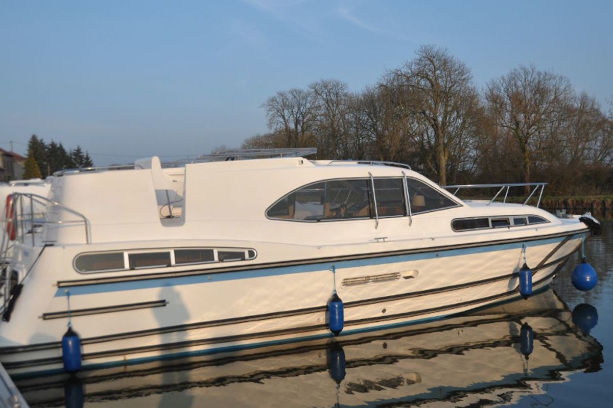 Exterior view of E500-1, a Pénichette Europa E.500 motorboat at Loosdrecht, Netherlands