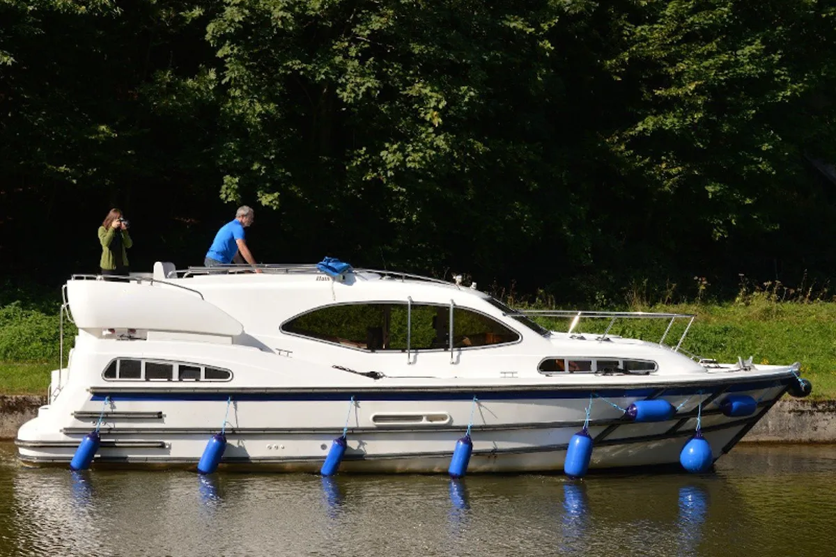 Exterior view of E500-1, a Pénichette Europa E.500 motorboat at Loosdrecht, Netherlands