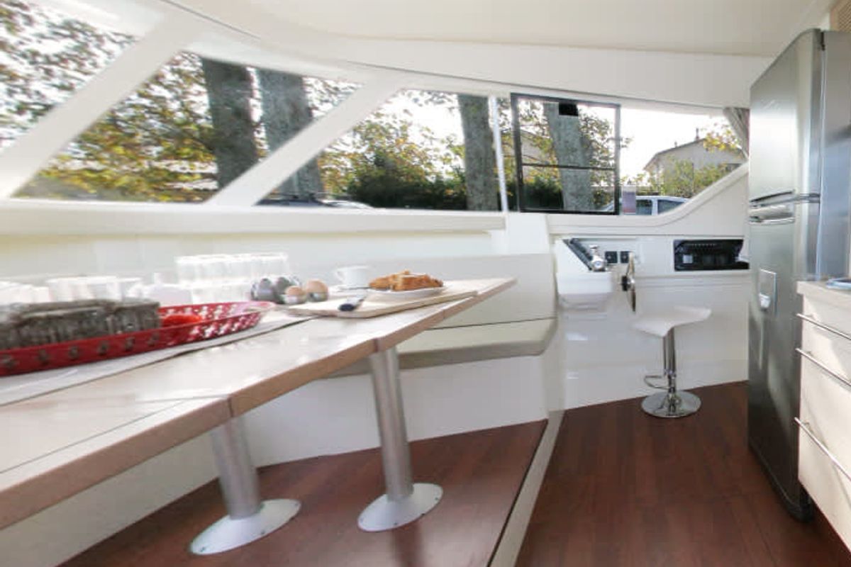 Salon of Vision3 - Comfort Plus 40, a Cygnet Vision 3 motorboat at Portiragnes, France