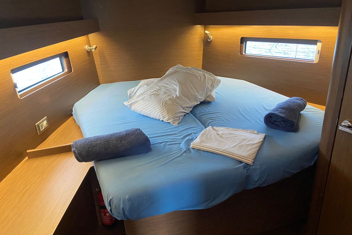 Cabin on Loreste, a Beneteau Oceanis 40.1 sailboat at Procida, Italy