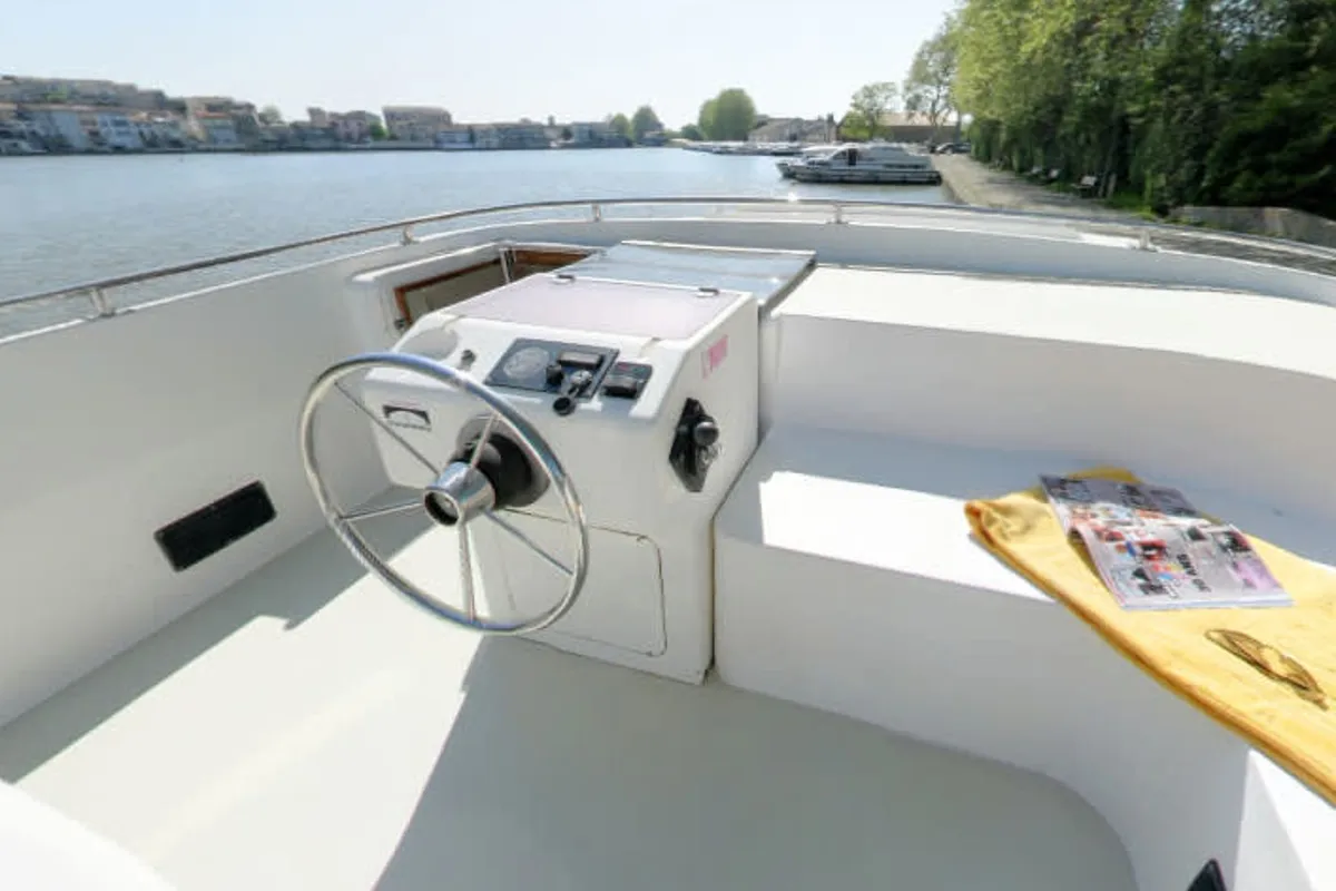 Cockpit of Royal Classique - Comfort 5, a Cygnet Royal Classique motorboat at Saint-Gilles, France
