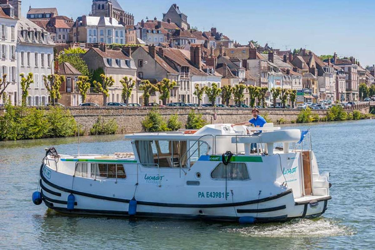 Exterior view of 1020-64, a Pénichette 1020 motorboat at Joigny, France