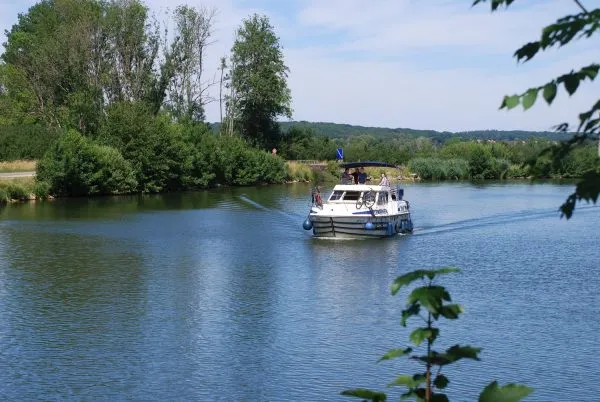 2511, a Tarpon Tarpon 37 N motorboat at Savoyeux, France