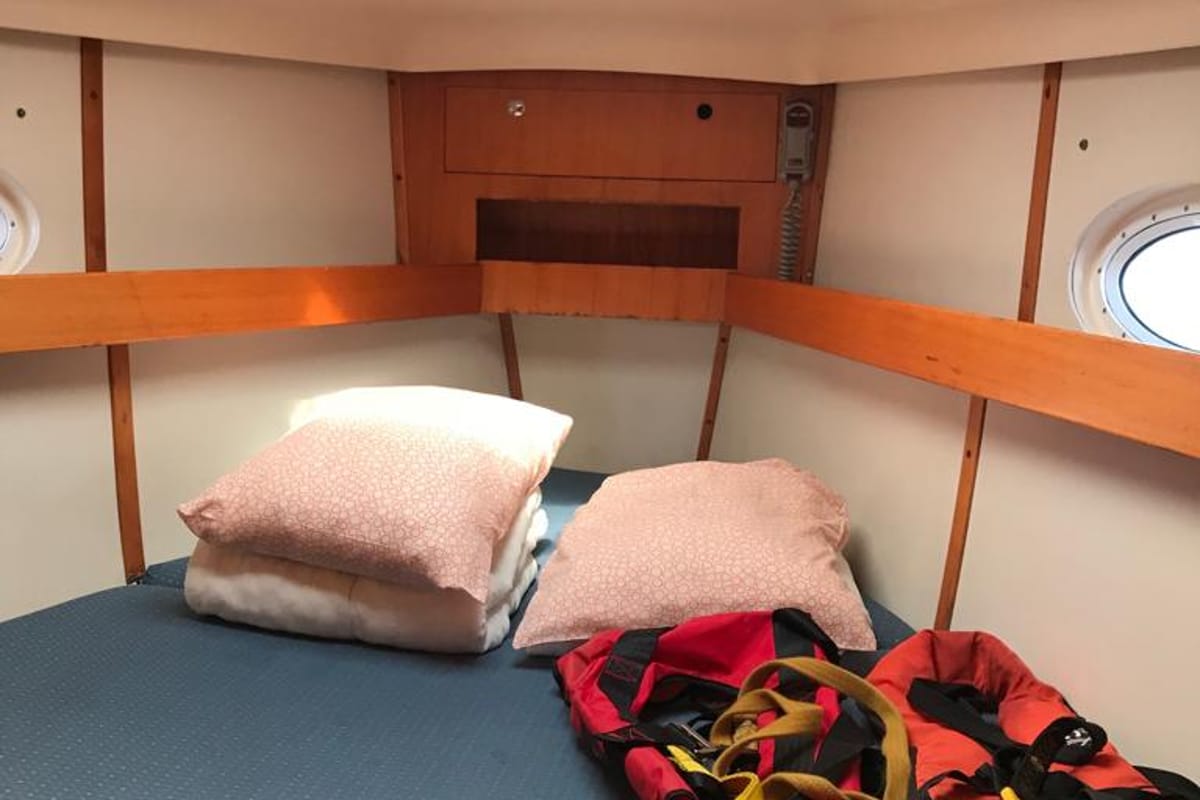 Cabin on Alboran XXVI Piñacolada, a Elan Impression 434 sailboat at es Jonquet, Spain