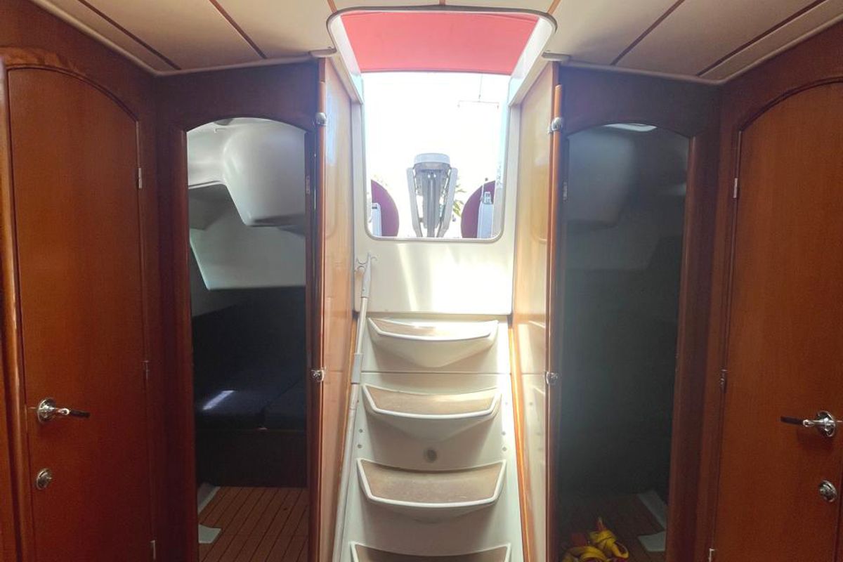 Salon of IRIDA, a Beneteau Oceanis 473 sailboat at Marina Delta Kallithea, Greece