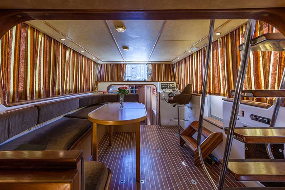 Salon of 150FB-3, a Pénichette 1500FB motorboat at Fürstenberg/Havel, Germany