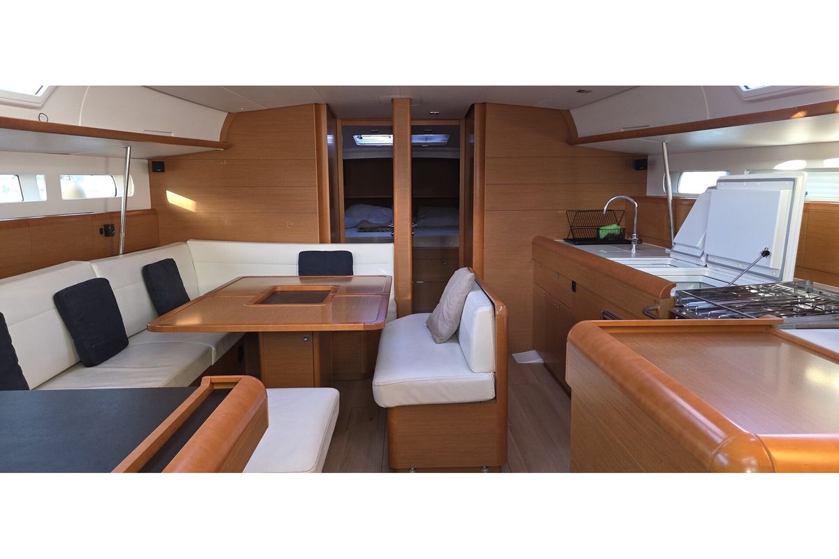 Salon of Principessa P., a Jeanneau Sun Odyssey 509 sailboat at Orbetello, Italy