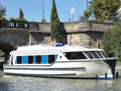 Galley of Vision4, a Cygnet Vision 4 motorboat at Saint-Usage, France