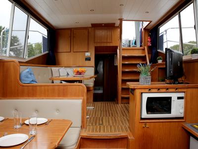 Salon of Majoris, a De Drait Renal 40 motorboat at Heukelum, Netherlands
