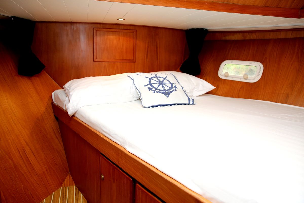 Cabin on Majoris, a De Drait Renal 40 motorboat at Heukelum, Netherlands