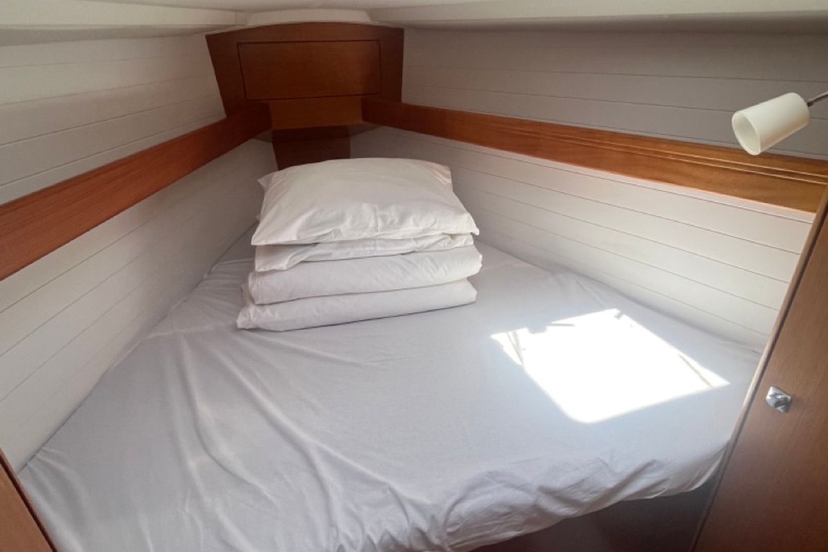 Cabin on TIKA, a Bavaria Cruiser 34 sailboat at Općina Sukošan, Croatia