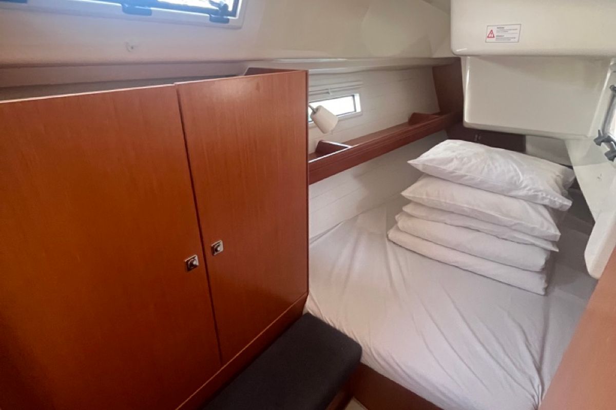Cabin on TIKA, a Bavaria Cruiser 34 sailboat at Općina Sukošan, Croatia