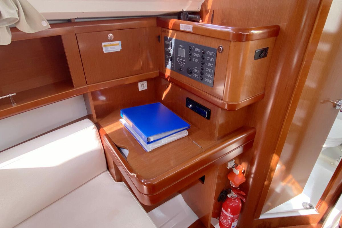 Salon of Little Jo, a Beneteau Oceanis 31 sailboat at Flensburg, Germany