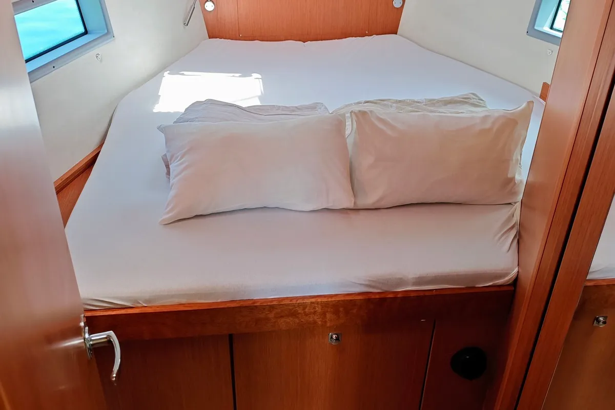 Cabin on Zen, a Bavaria C42 sailboat at Općina Sukošan, Croatia