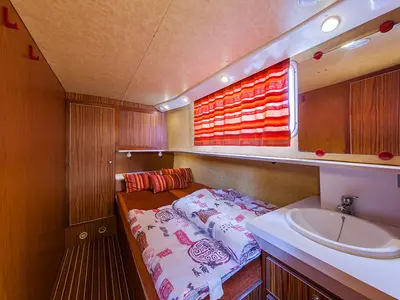 Cabin on 1120R-3, a Pénichette 1120 motorboat at Argens-Minervois, France