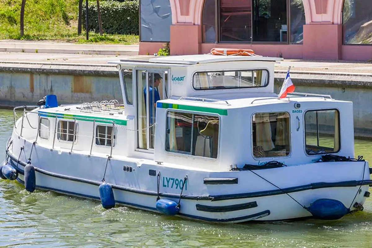 Exterior view of 935W-119, a Pénichette 935 motorboat at Dompierre-sur-Besbre, France
