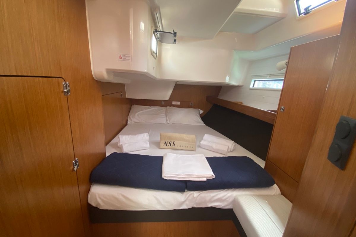 Cabin on Rutilicus, a Bavaria Cruiser 51 sailboat at Rosignano Solvay, Italy