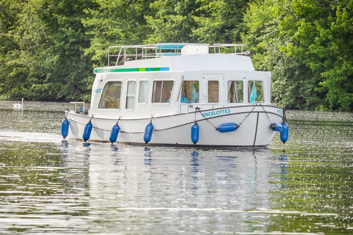 Exterior view of 950E-14, a Pénichette 950E motorboat at Bram, France