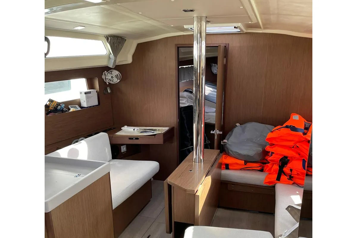 Salon of RITA, a Beneteau Oceanis 41.1 sailboat at Općina Sukošan, Croatia