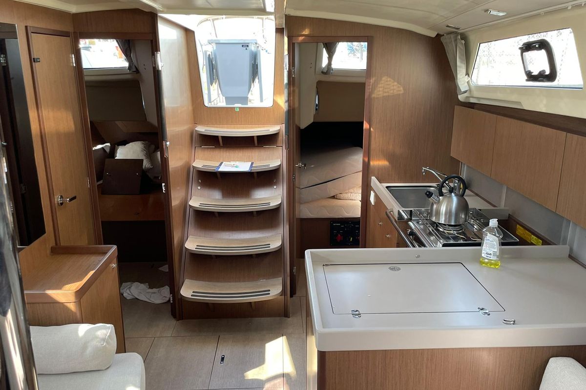 Salon of RITA, a Beneteau Oceanis 41.1 sailboat at Općina Sukošan, Croatia